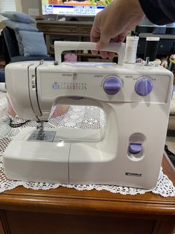 Kenmore Sewing Machine - Great condition!