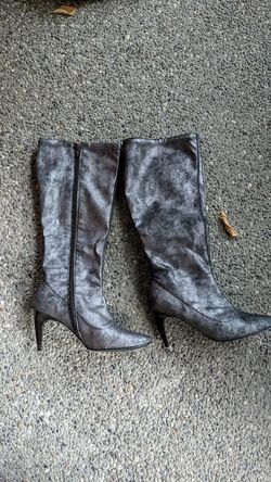 The Touch of Nina. Size 7 Silver heel boots