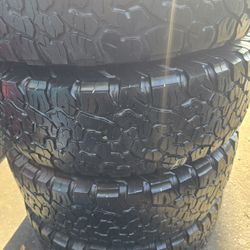 BFGOODRICH 255 75 17 (TIRE SET)