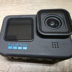 GoPro Hero 11 Black w/4 Batteries 