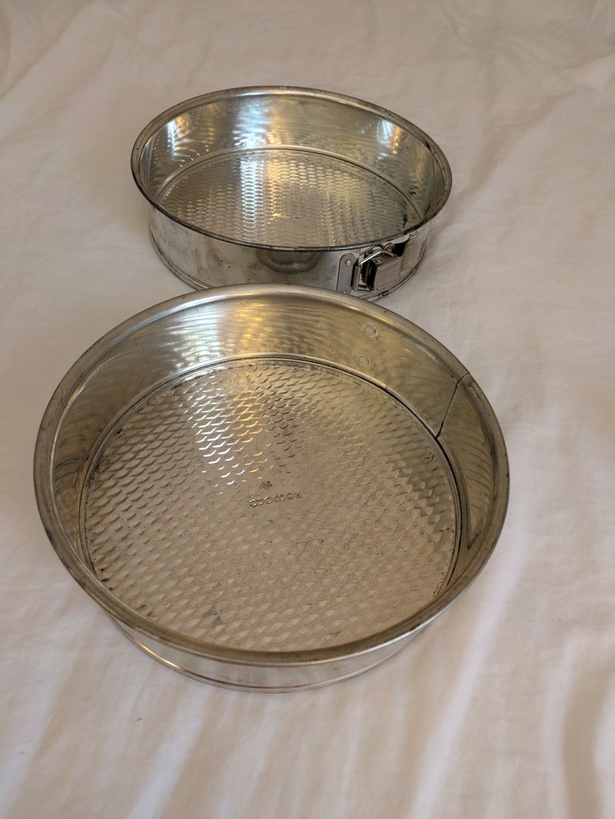 2 Spring Form Cake Pans 9.5" & 10" by Rowoco