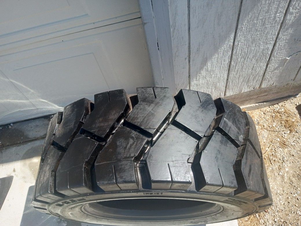 10-16.5 Bobcat Tire