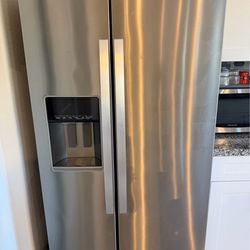 Whirlpool 20.6 cu.ft side by side refrigerator with ice maker (Used)