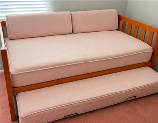 Bed with twin trundle