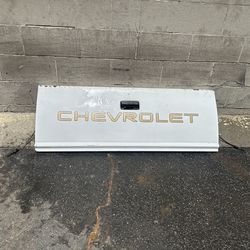 White Chevy or GMC S10 tailgate fits 94-04 rust free, good working