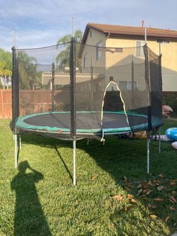 Round Trampoline with Safety Net Enclosure