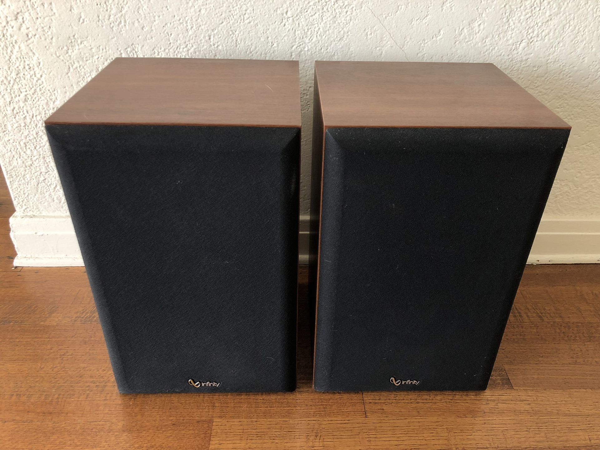 Infinity SM-82 Vintage Two Way Stereo Speakers in Walnut Finish