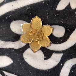 Vintage Gold Tone Mesh Wire Gold Rose And Gold Leaves Flower Brooch Pin