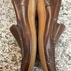Hand crafted Born shoes…upper leather … excellent condition… barely worn … size 11.5…very comfortable to walk…$25