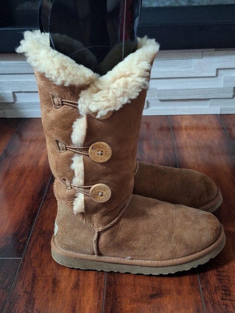 UGG Women's Chestnut Bailey Button Triplet II boot Size 7
