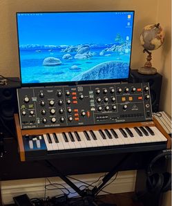 Behringer Poly D Analog Synthesizer