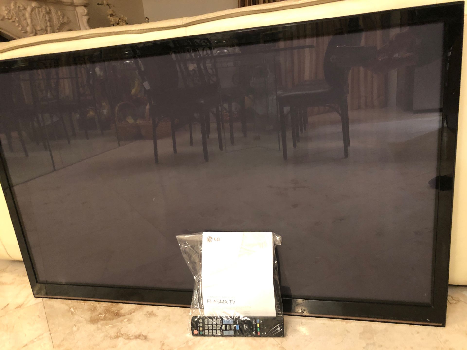 LG TV, Large 50”.