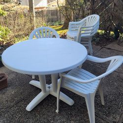 RubbermRubbermade white plastic patio table & 6 chairsaid plastic table and 6 stackable chairs