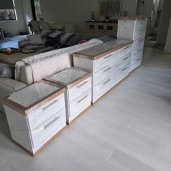 Dresser , Chest And Two Nighstands 💥 Cómoda , Gavetero Y Dos Mesitas De Noche