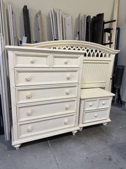 Queen bedroom set (FREE 24H DELIVERY AND SETUP)