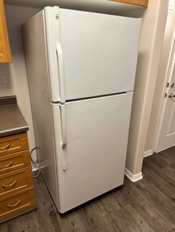 Refrigerator household fridge freezer General Electric (available on Monday July 27)