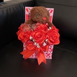 Vonita Cajita De Regalo De 8 Rosas Color Rojo  Y Un Monito De Peluche 