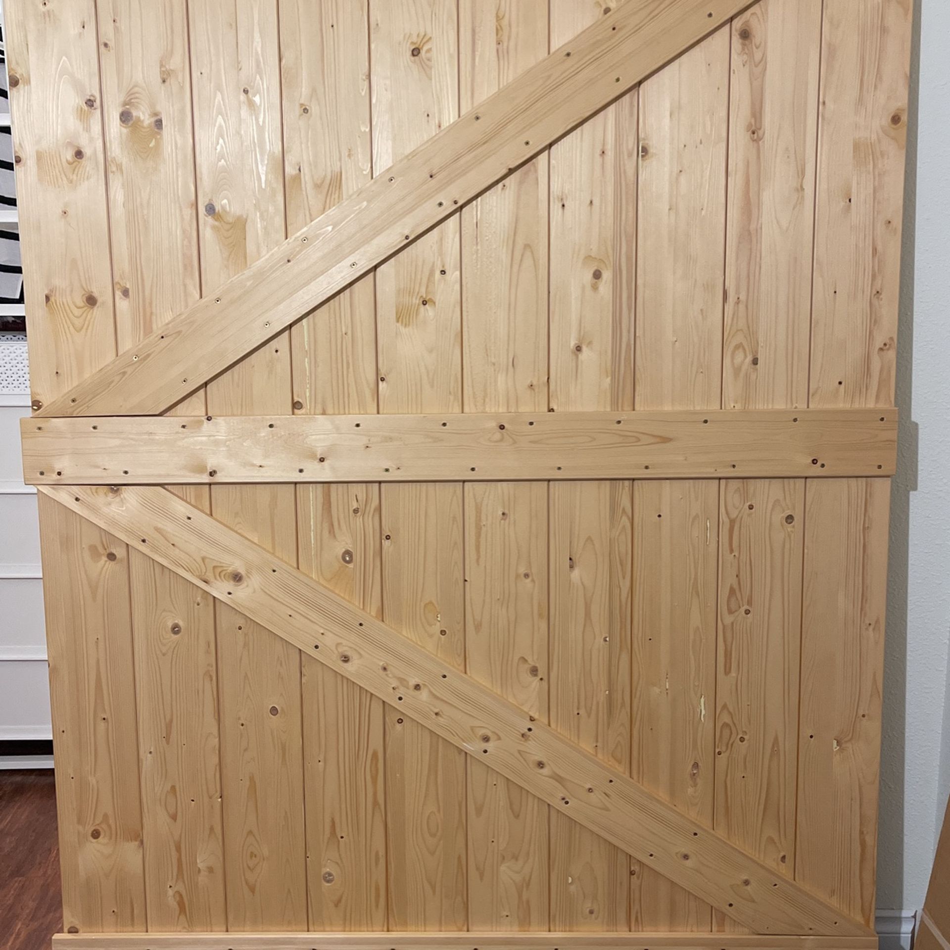 Hanging barn door With Mounting Hardware