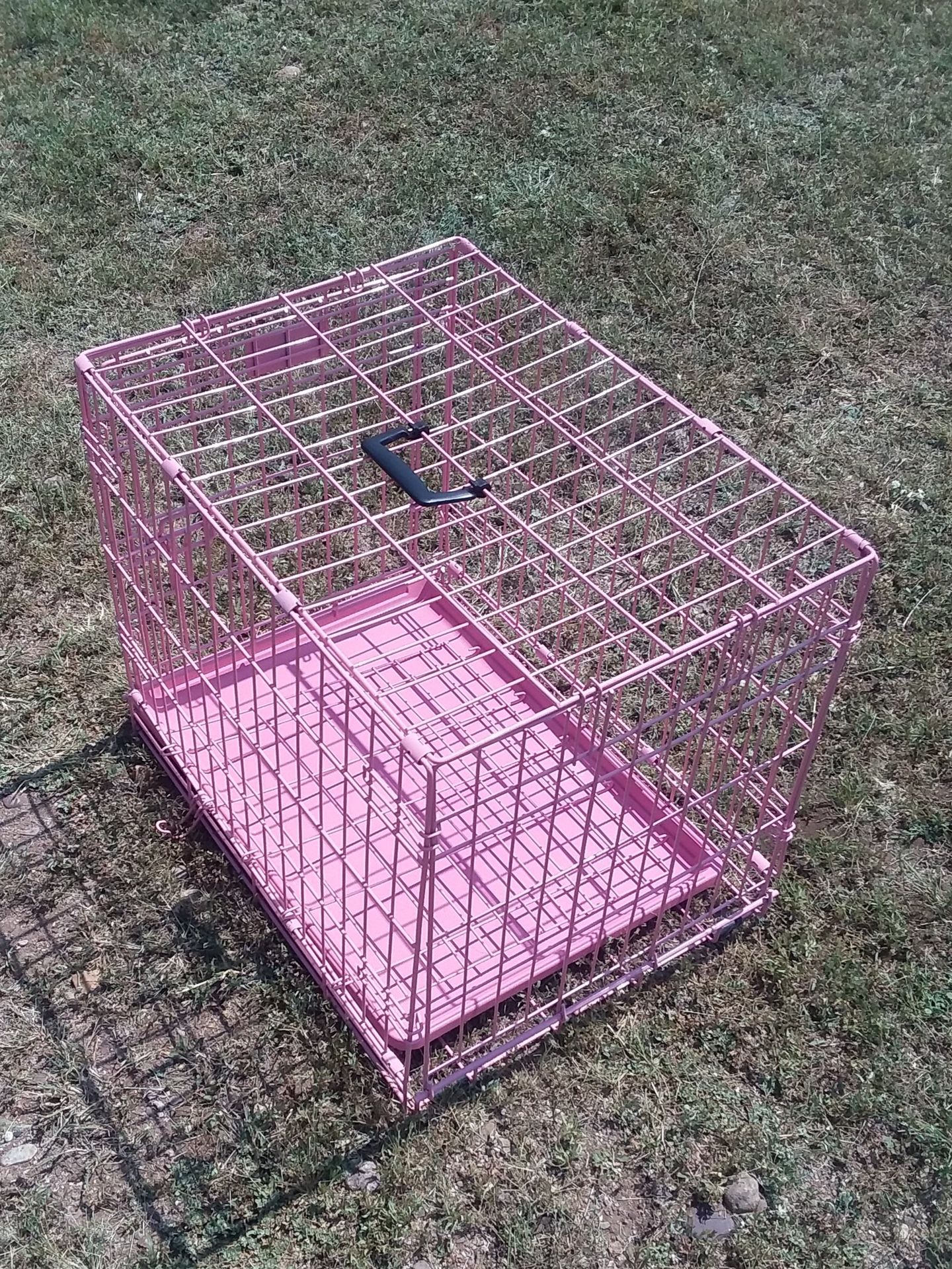 Pretty pink pet kennel 