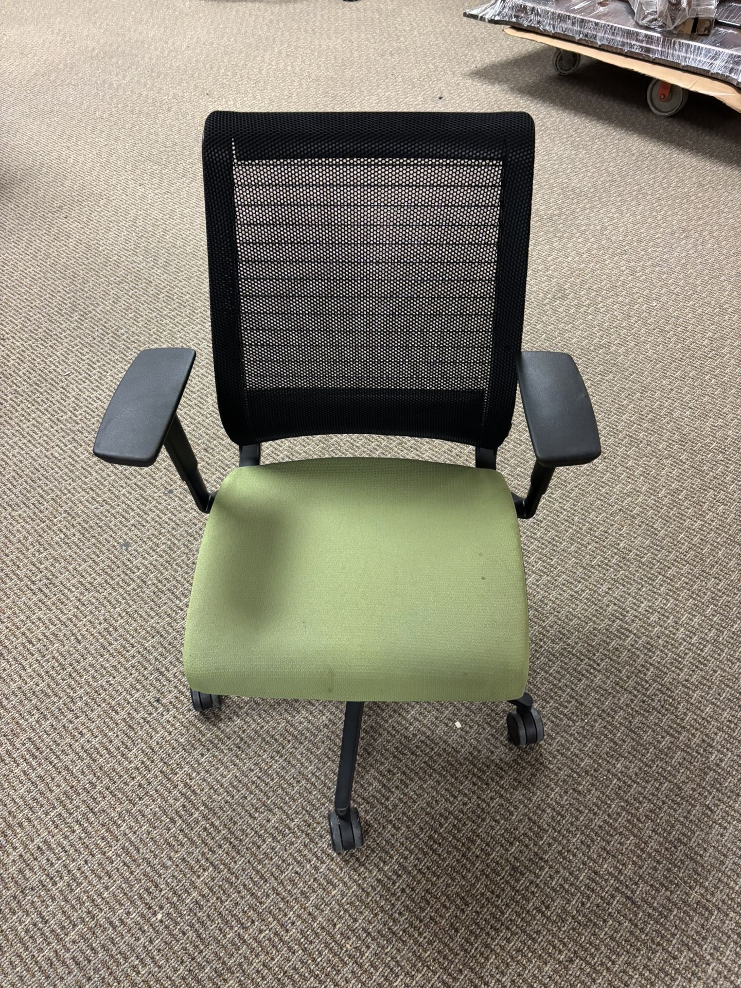  18 Green Office Chairs – Comfortable & Modern