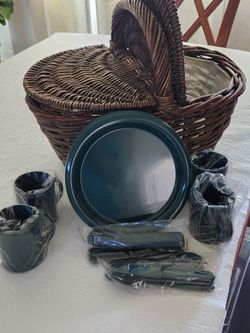 Large picnic basket, barely used