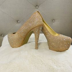 GOLD STUDDED PLATFORM HIGH HEELS SIZE 9