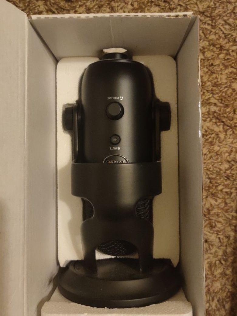 blue yeti black out. brand new no cord.