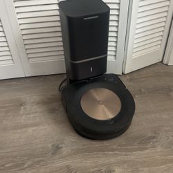 iRobot S9 - Works great - Self Cleaning / Emptying 