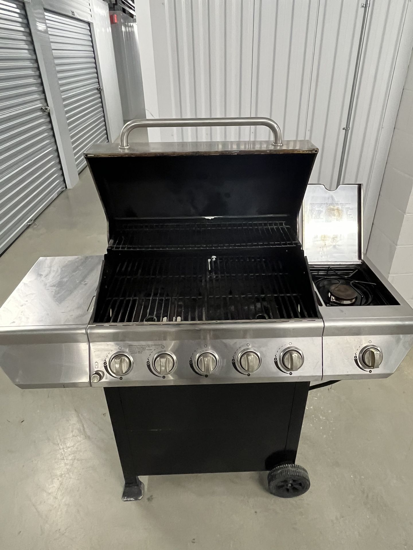 Gas Grill With 2 Gas Tanks for Sale in San Antonio, TX OfferUp