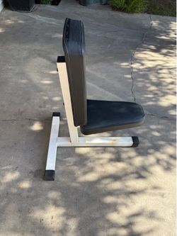 Seated utility weight bench
