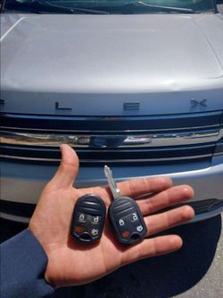 Car Keys And Remotes  / Llaves De Carro Y Controlles