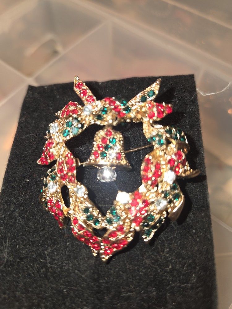 Beautiful Christmas Pin W/ Bell