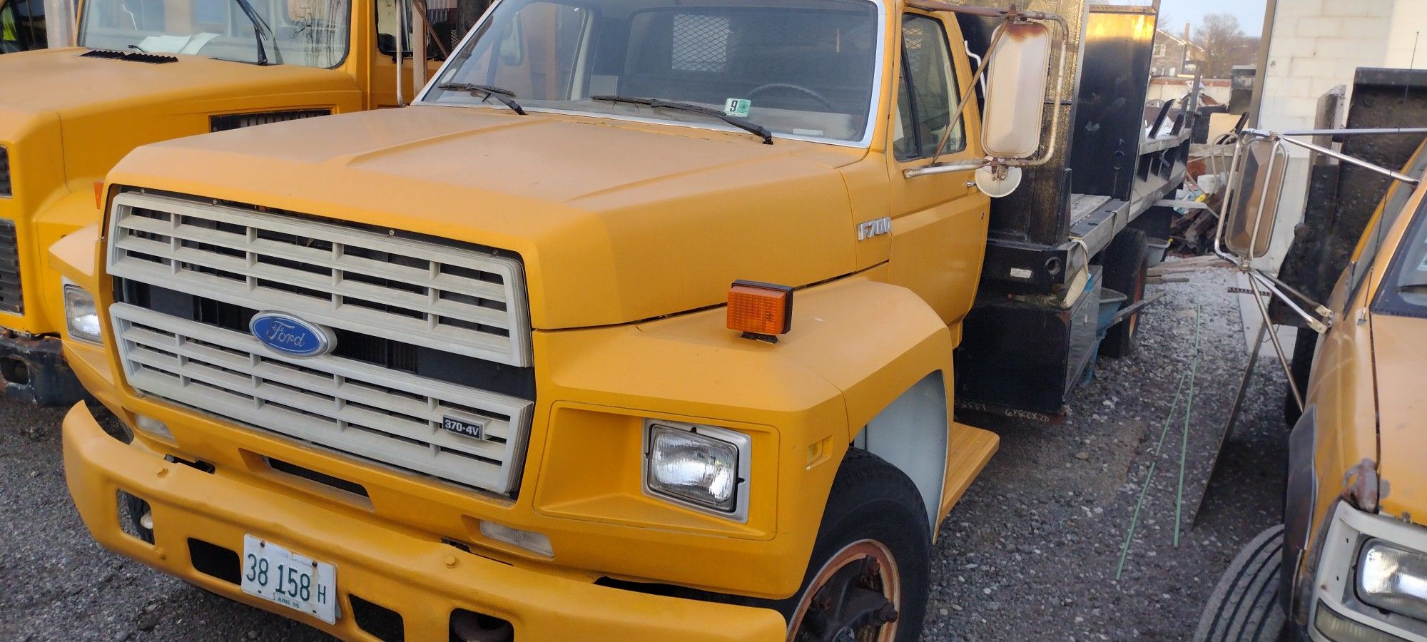 F700 DUMP TRUCK ONLY 10,000 MILES .
