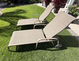 2 Chase Loungers