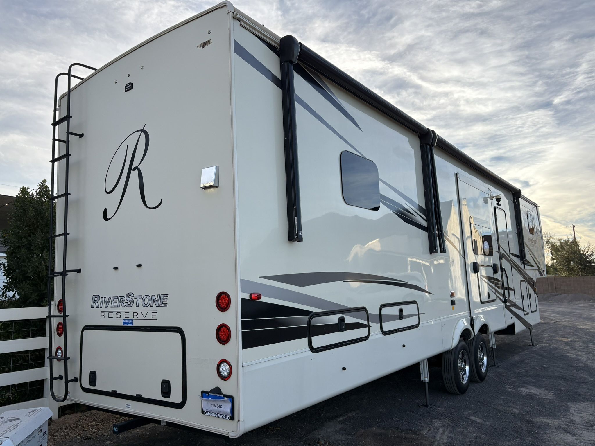 2021 FOREST RIVER RIVERSTONE RESERVE 3950FWK