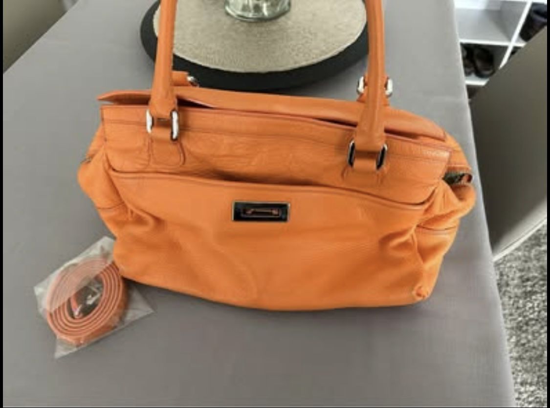 Beautiful, genuine, leather, Mario Hernandez handbag M