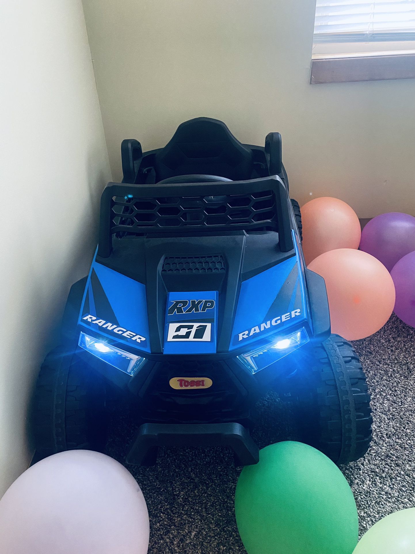 TOBBI Kids Ride on UTV, 12V BatteryPoweredTruck with LED Headlights, Horn