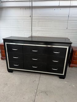Black 9-Drawer Dresser with Chrome Trim ( free delivery)
