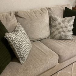 Comfortable 3 Seater Couch With A Pullout Bed