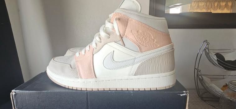 Women’s Air Jordan 1 MID
