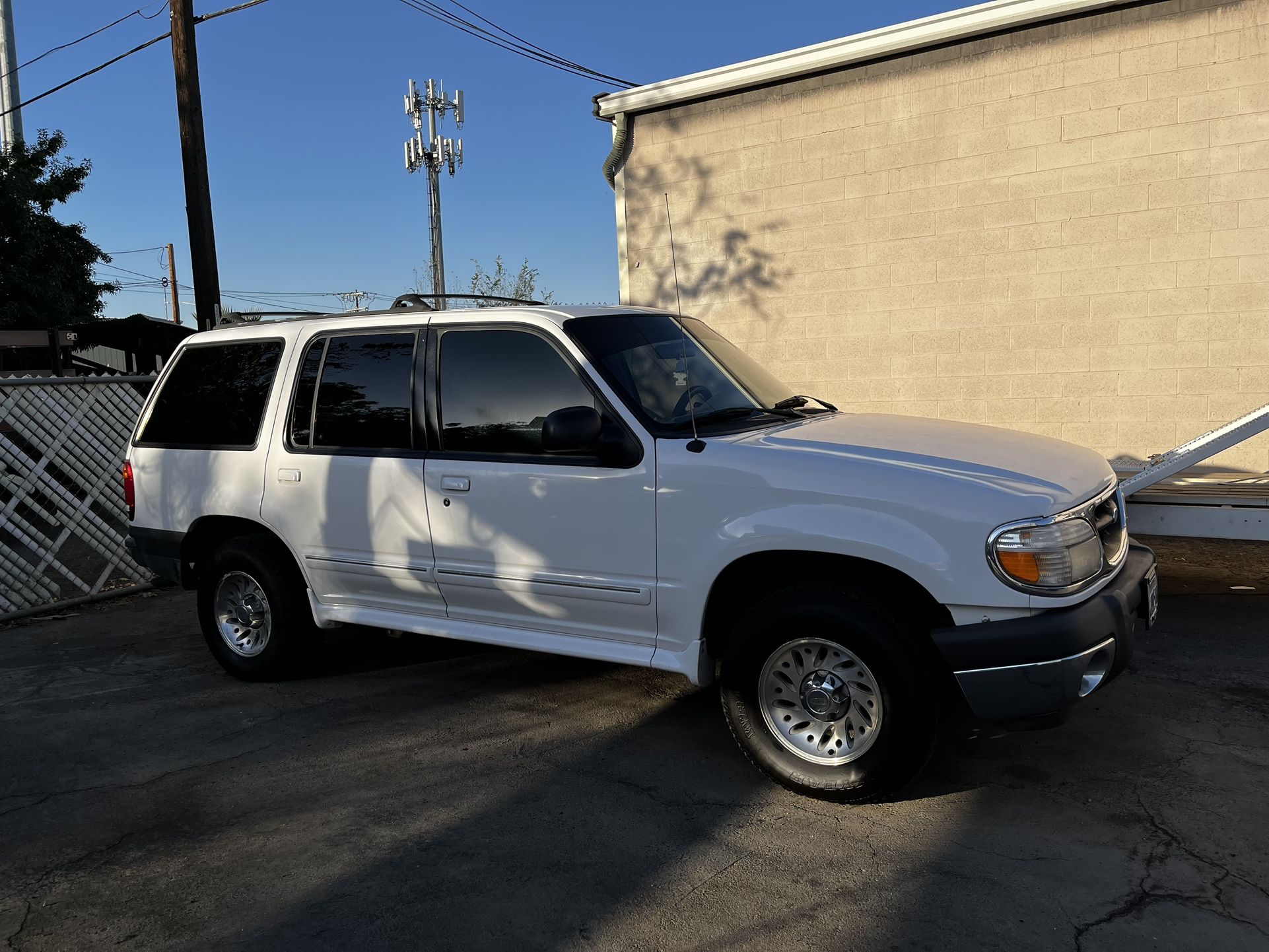 2000 Ford Explorer for Sale in Bakersfield, CA - OfferUp
