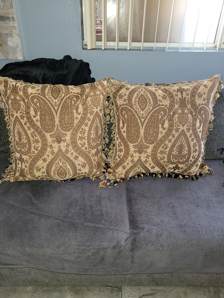 Selling This 2 Pillows..like New..you Can See The Price For Each ...