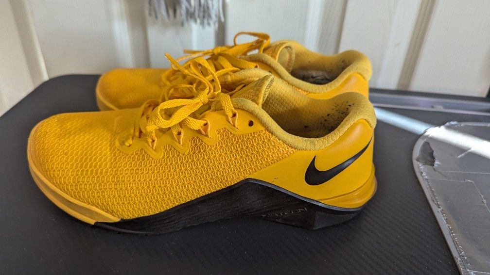 Nike Women's Tennis Shoes Size 6