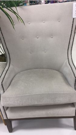 Light grey Tufted chair