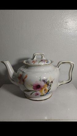 VINTAGE ENGLAND PORCELAIN TEAPOT 30 OZ CAPACITY