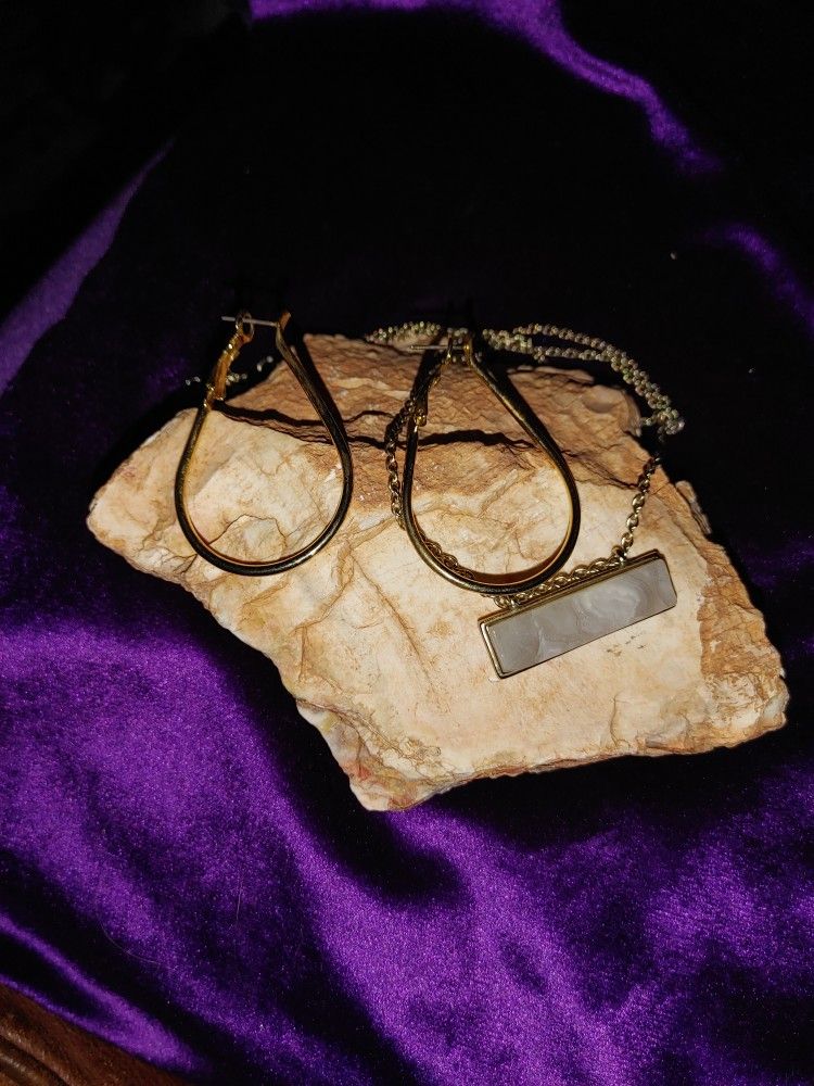 Gorgeous Rectangular stone Necklace with Goldtone earrings