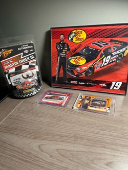 NASCAR Martin Truex Winner’s Circle 1/64 + Autograph