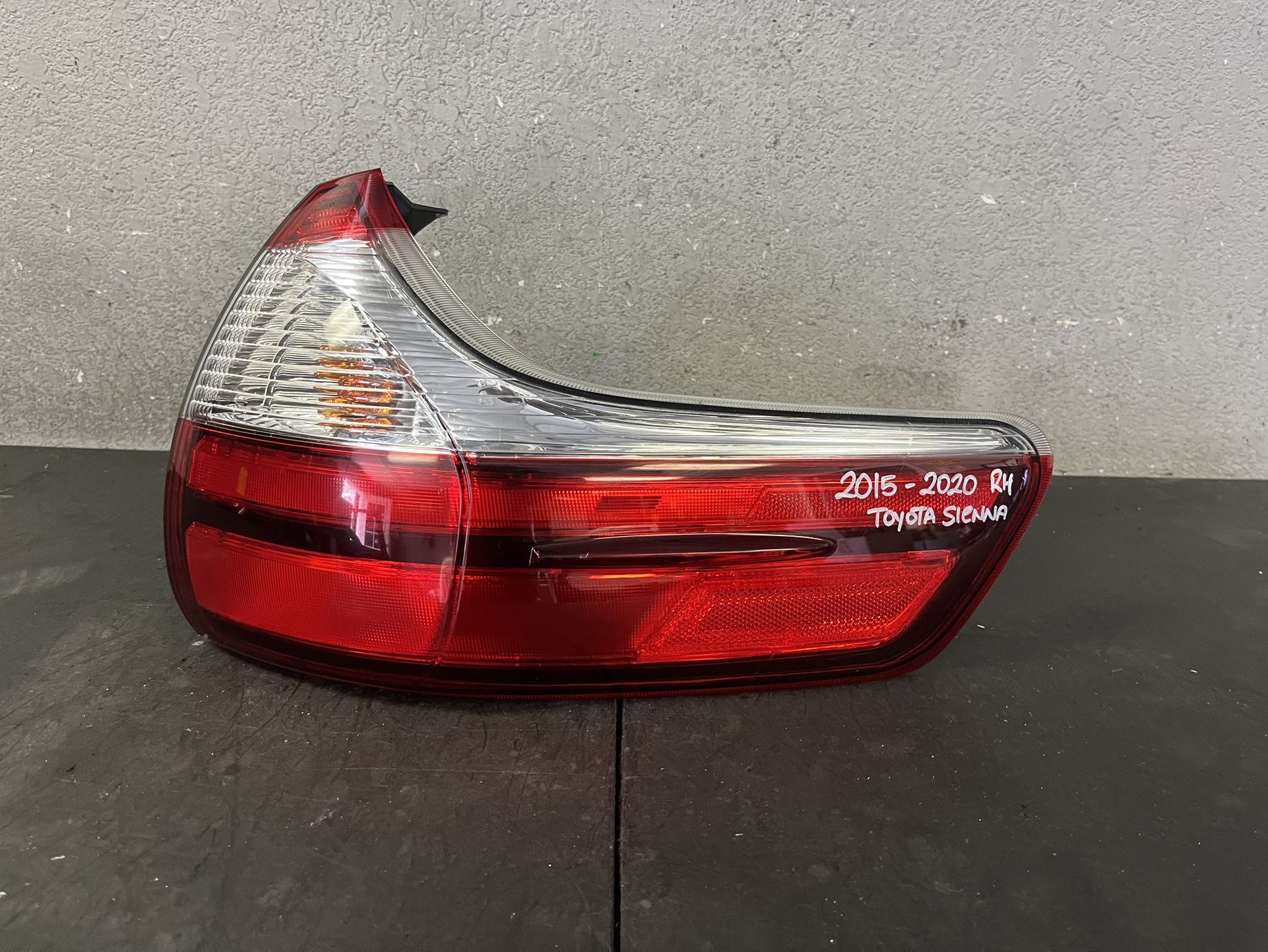 2015-2016-2017-2018-2019-2020 TOYOTA SIENNA RIGHT TAIL LIGHT OEM USED