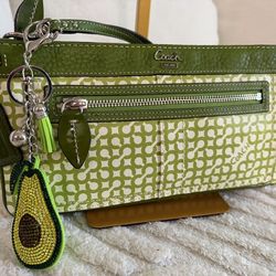 💚🥑Coach clutch 🥑💚