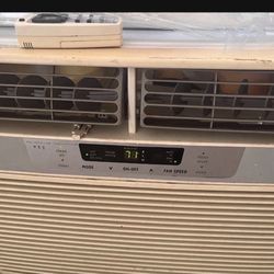 ICE COLD WINDOW AC FRIGIDAIRE w/ REMOTE CONTROL AC ENERGY STAR : 115 Volt